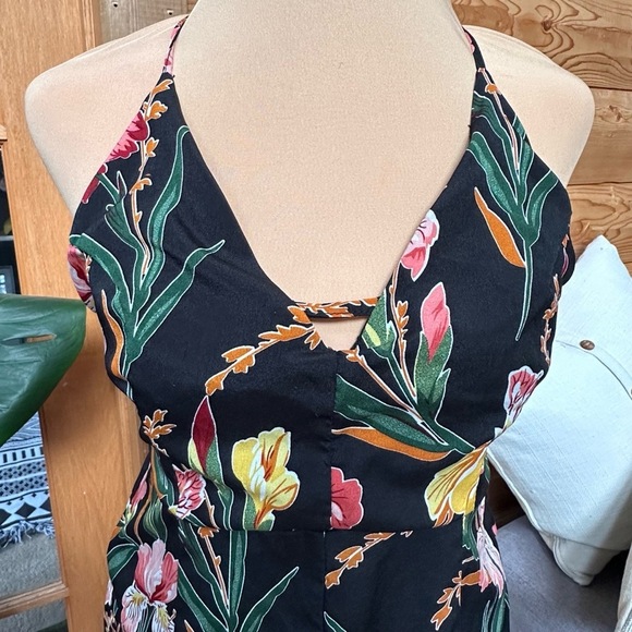 HAYDEN LA Black Floral Print Keyhole Halter Neck Shorts Romper Womens size Small - Picture 6 of 10